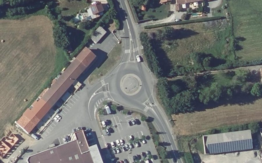Vue aérienne du Rond-point anonyme n°127096369