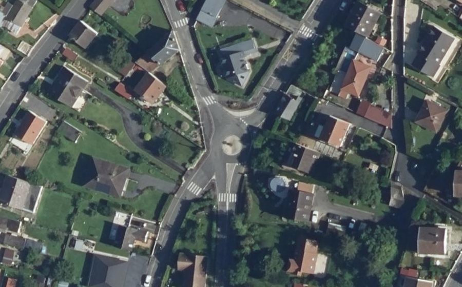 Vue aérienne du Rond-point anonyme n°127106205