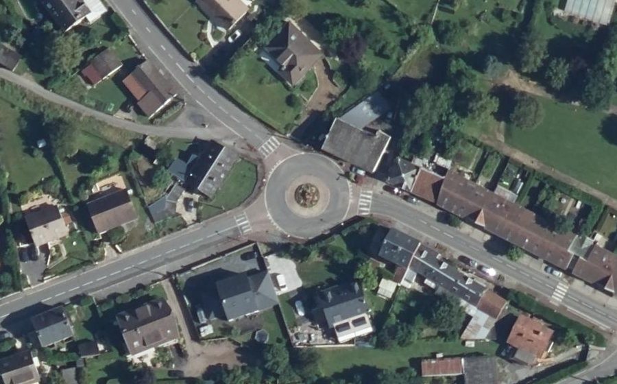 Vue aérienne du Rond-point anonyme n°127106211
