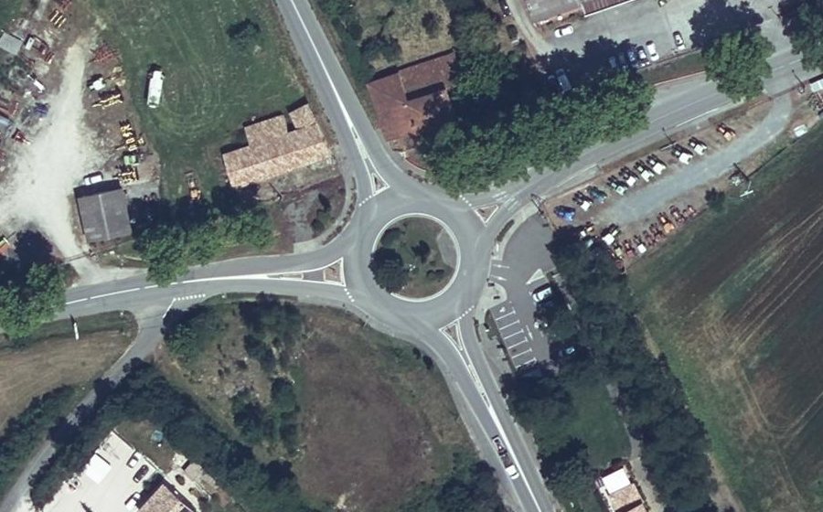 Vue aérienne du Rond-point anonyme n°127109732