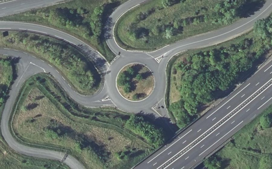 Vue aérienne du Rond-point anonyme n°127110879