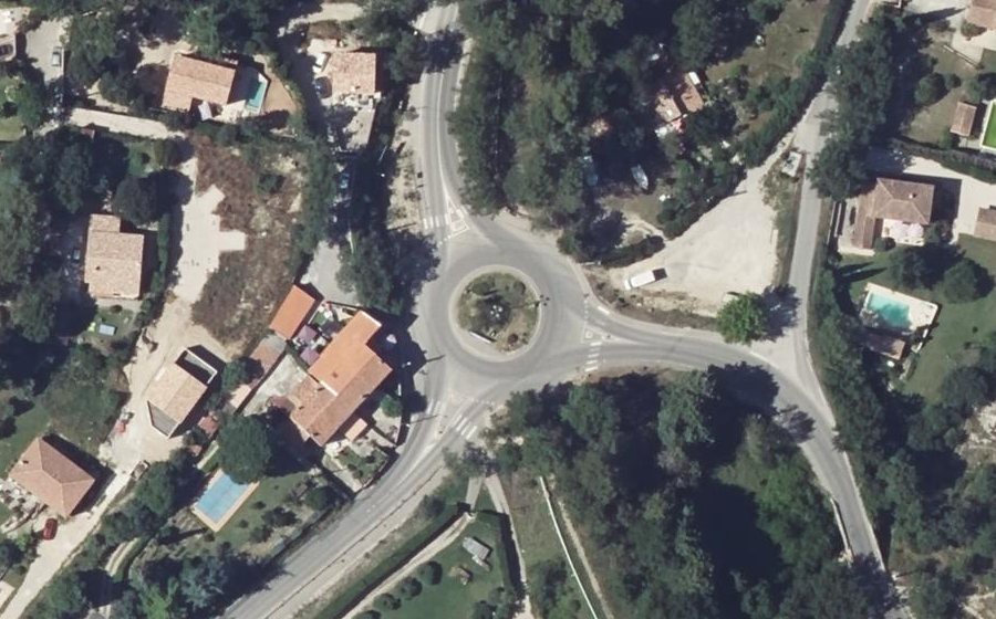 Vue aérienne du Rond-point anonyme n°127124751