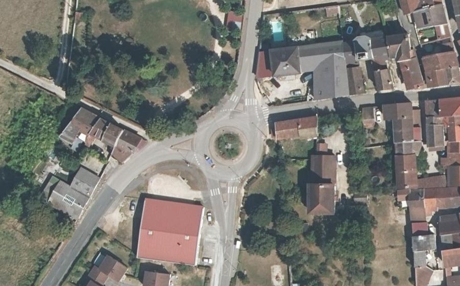 Vue aérienne du Rond-point anonyme n°127170037