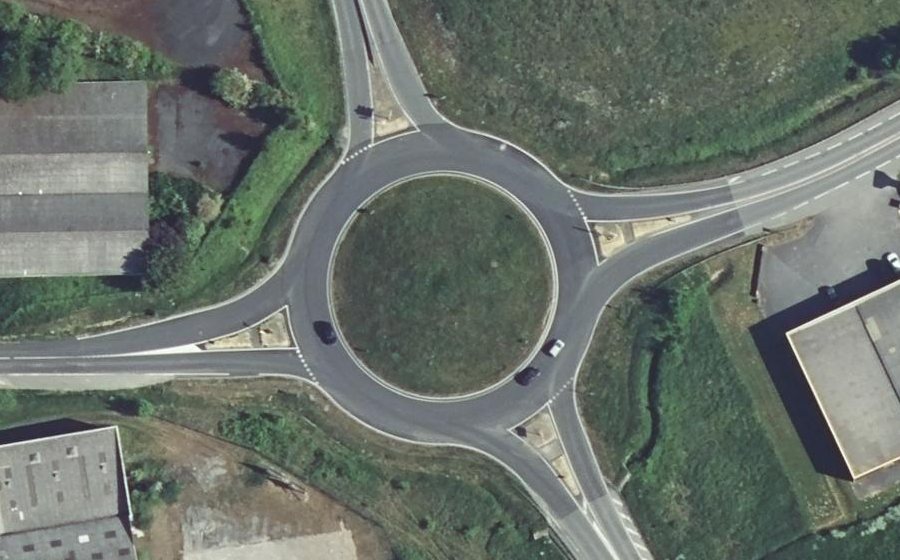 Vue aérienne du Rond-point anonyme n°127184699