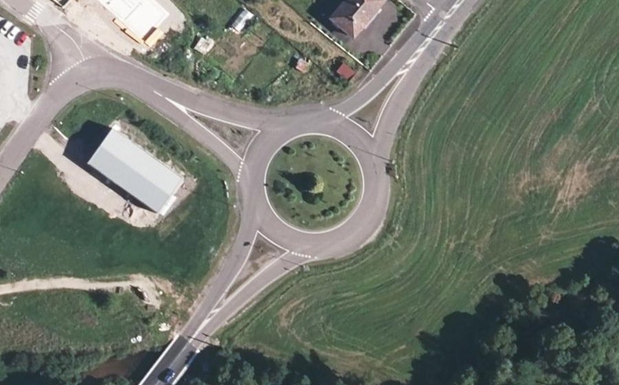 Vue aérienne du Rond-point anonyme n°127195699