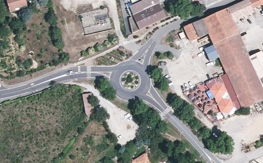 Vue aérienne du Rond-point anonyme n°127199410