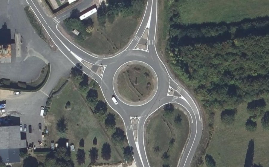 Vue aérienne du Rond-point anonyme n°127201549