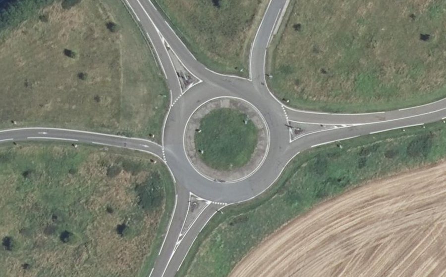 Vue aérienne du Rond-point anonyme n°127212663