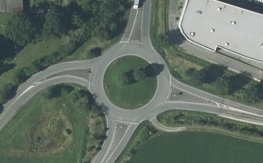 Vue aérienne du Rond-point anonyme n°127228332