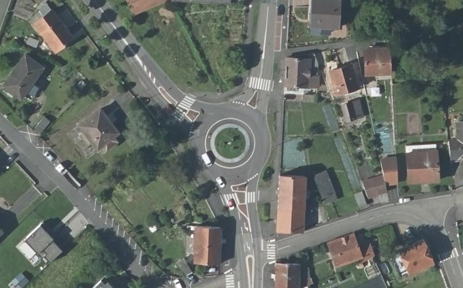 Vue aérienne du Rond-point anonyme n°127235589