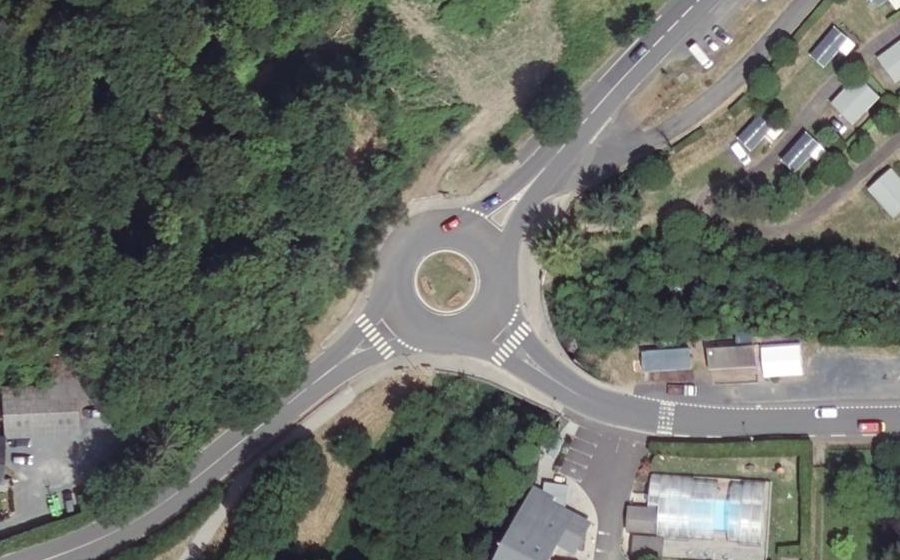 Vue aérienne du Rond-point anonyme n°127236192