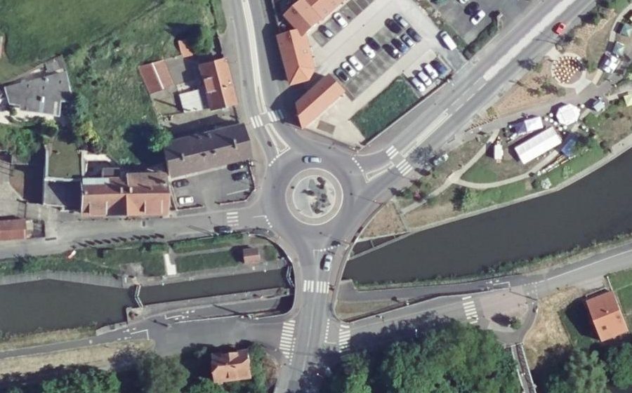 Vue aérienne du Rond-point anonyme n°127236487