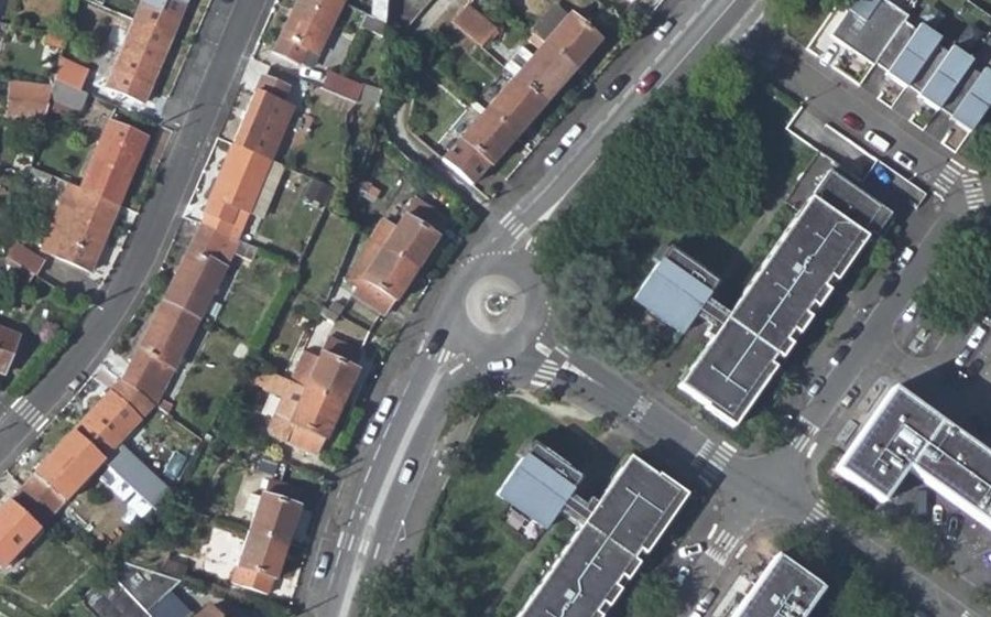 Vue aérienne du Rond-point anonyme n°127240748