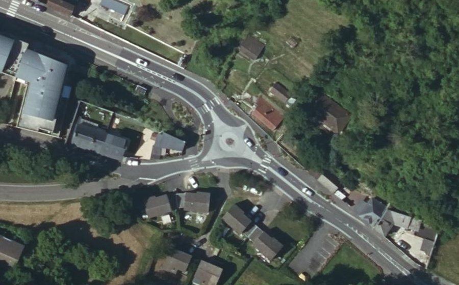 Vue aérienne du Rond-point anonyme n°1272416497