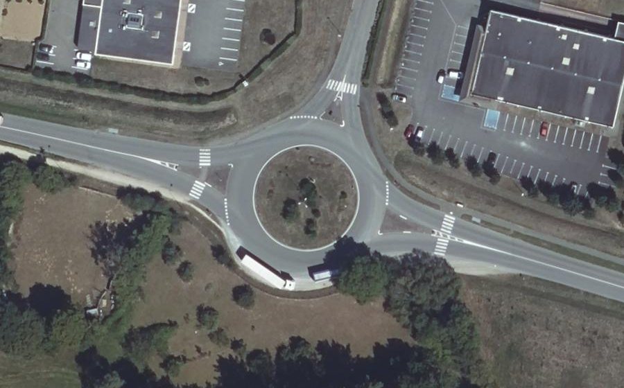 Vue aérienne du Rond-point anonyme n°127243807