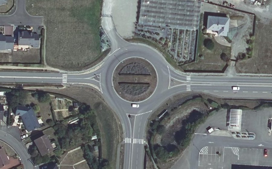 Vue aérienne du Rond-point anonyme n°127243810