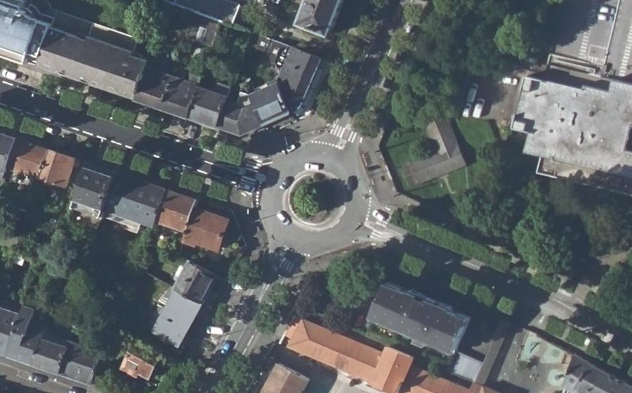 Vue aérienne du Rond-point anonyme n°127248438