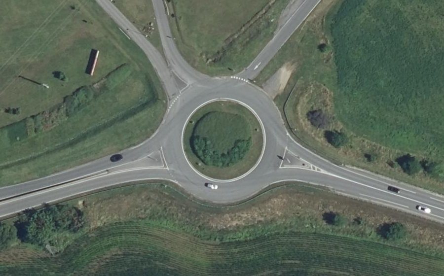 Vue aérienne du Rond-point anonyme n°127254485