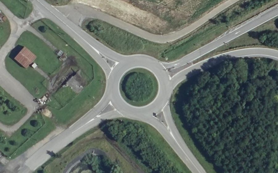 Vue aérienne du Rond-point anonyme n°127254486