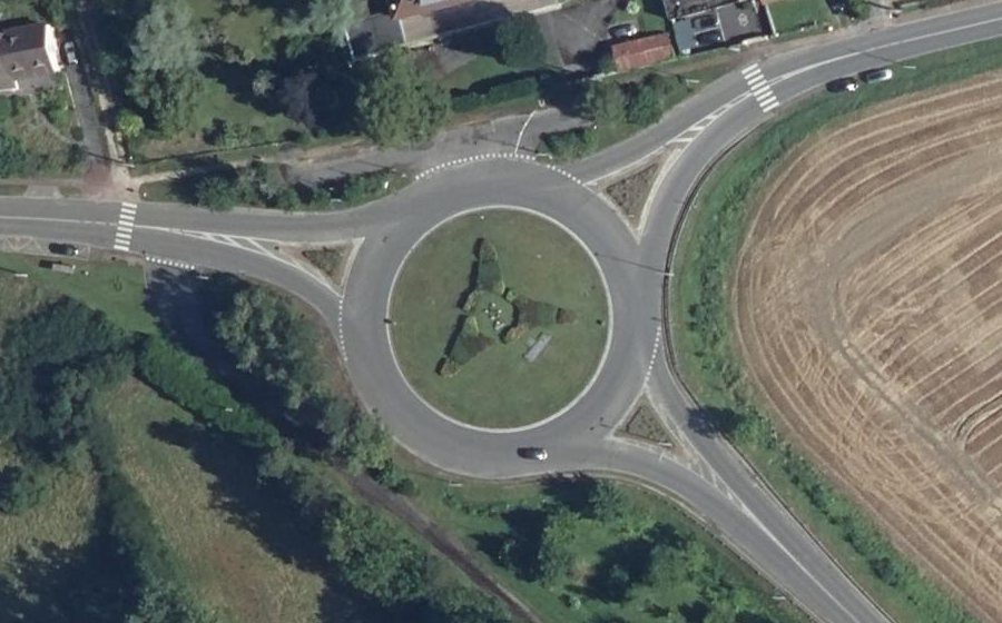 Vue aérienne du Rond-point anonyme n°127254653
