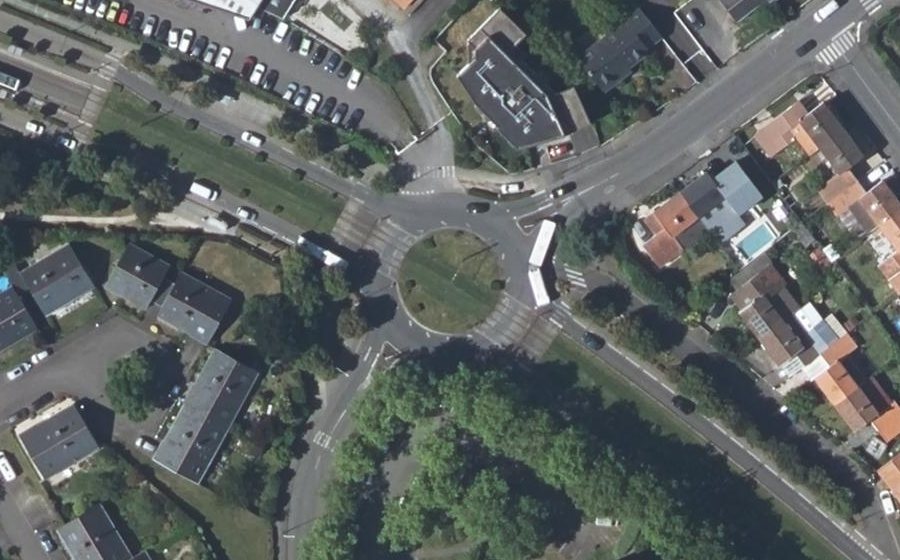 Vue aérienne du Rond-point anonyme n°127261044