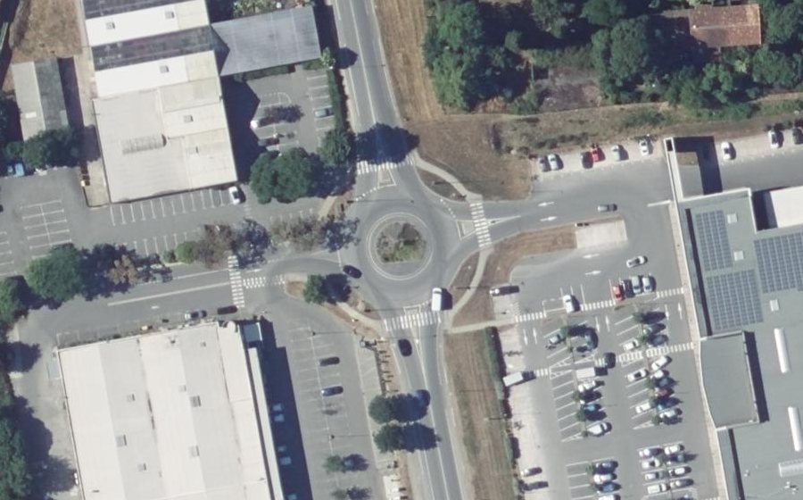 Vue aérienne du Rond-point anonyme n°1272719030