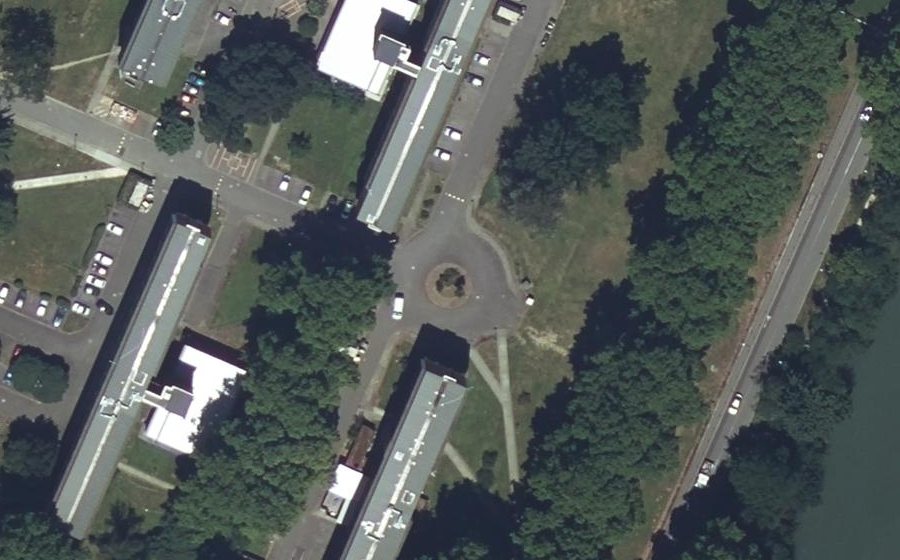 Vue aérienne du Rond-point anonyme n°127272400