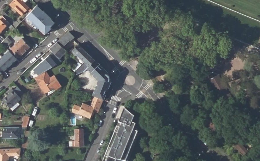 Vue aérienne du Rond-point anonyme n°127274607