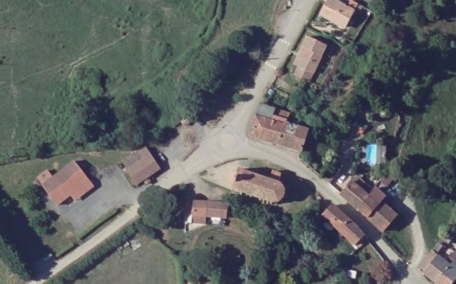 Vue aérienne du Rond-point anonyme n°127280426