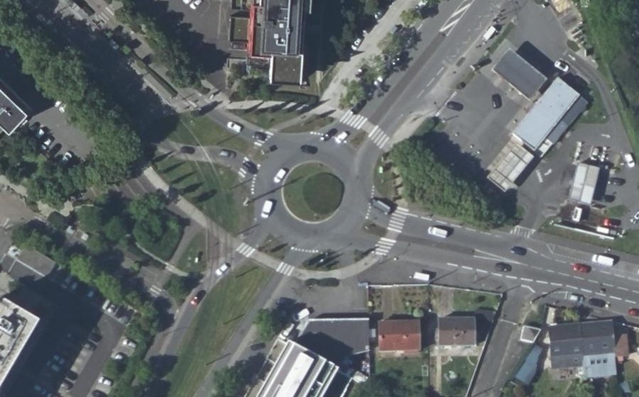 Vue aérienne du Rond-point anonyme n°127282473
