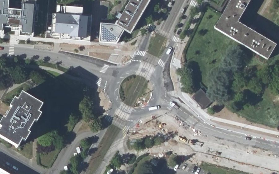 Vue aérienne du Rond-point anonyme n°127284174