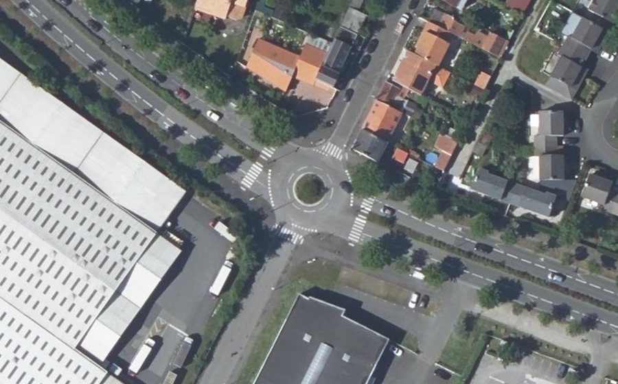 Vue aérienne du Rond-point anonyme n°127284602