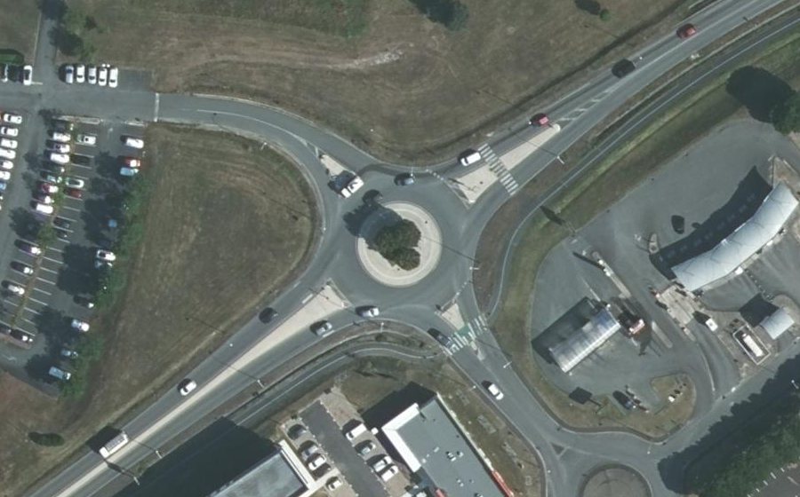Vue aérienne du Rond-point anonyme n°127312167