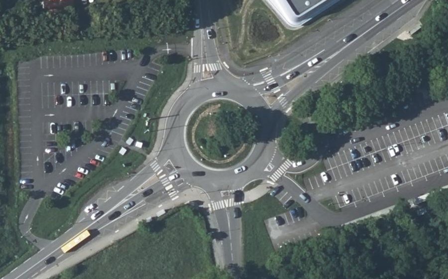 Vue aérienne du Rond-point anonyme n°127317818