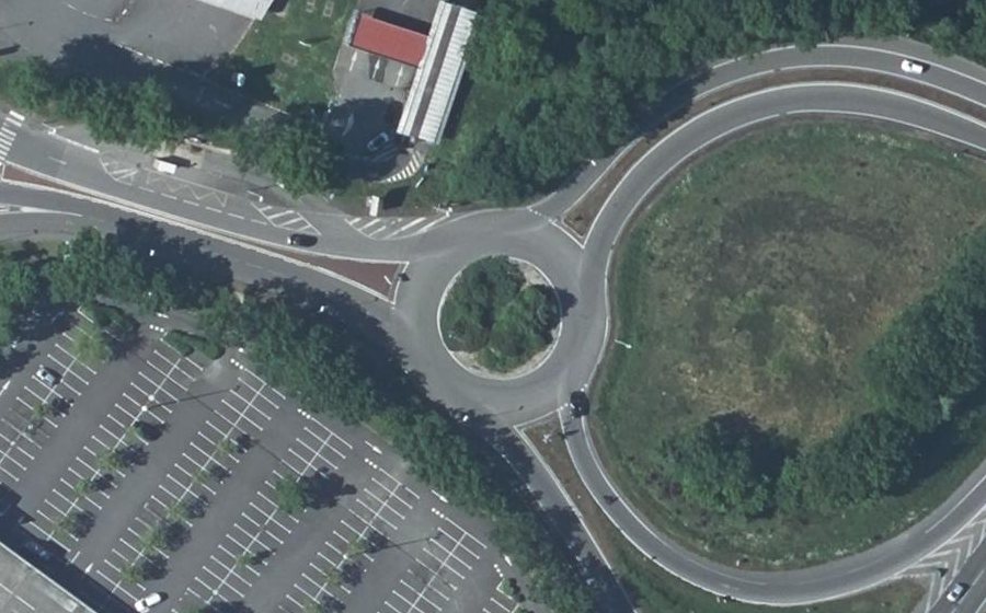 Vue aérienne du Rond-point anonyme n°127317823