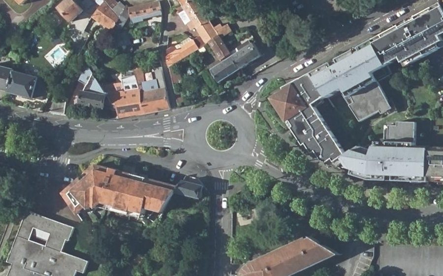 Vue aérienne du Rond-point anonyme n°127319571