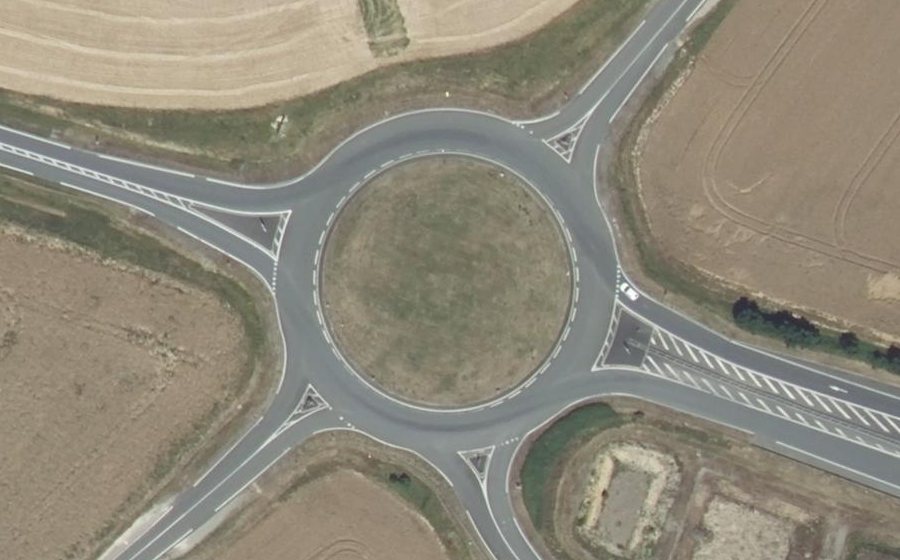 Vue aérienne du Rond-point anonyme n°127349124