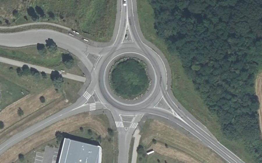 Vue aérienne du Rond-point anonyme n°127350328