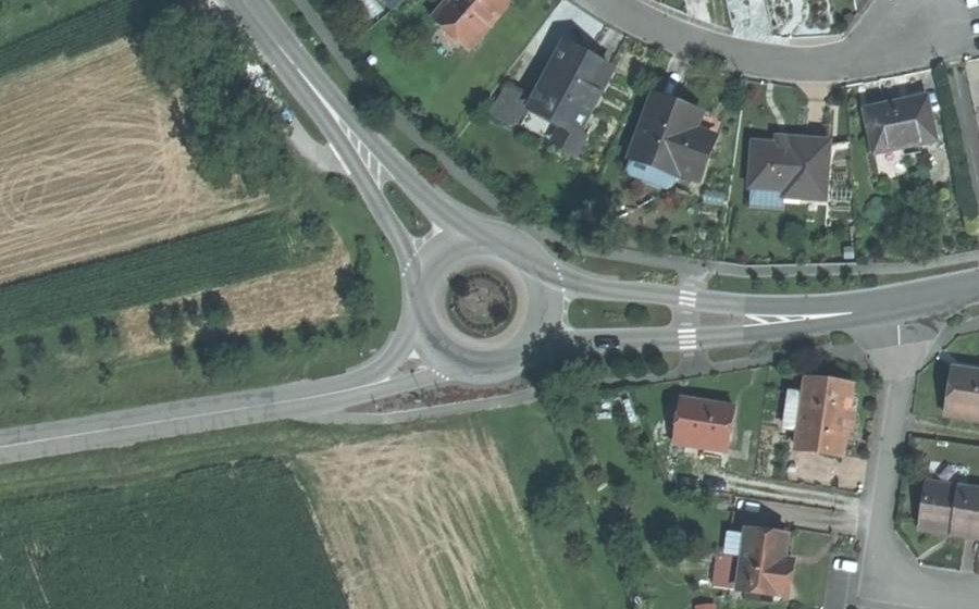 Vue aérienne du Rond-point anonyme n°127350912
