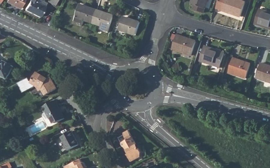 Vue aérienne du Rond-point anonyme n°127351559