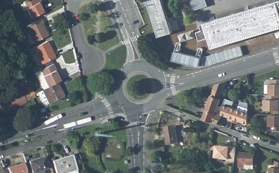 Vue aérienne du Rond-point anonyme n°127364486