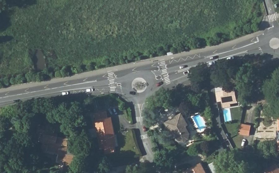Vue aérienne du Rond-point anonyme n°127369881