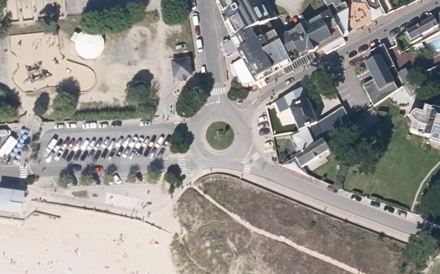 Vue aérienne du Rond-point anonyme n°127374768