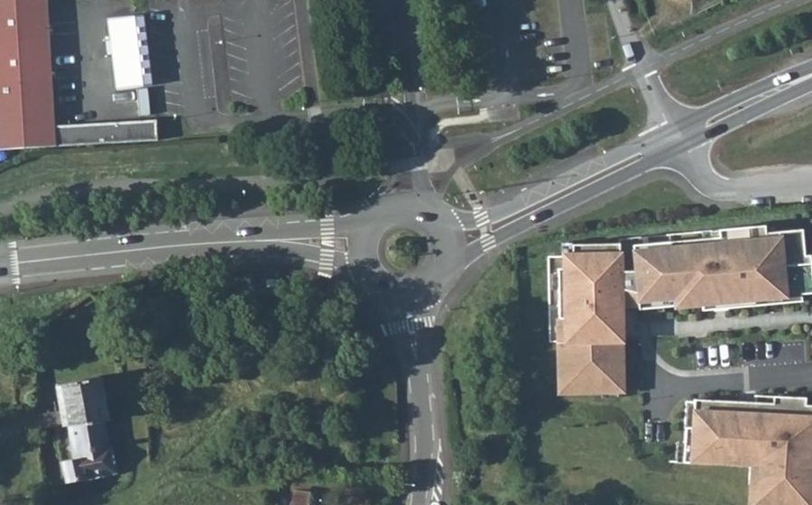 Vue aérienne du Rond-point anonyme n°127376195