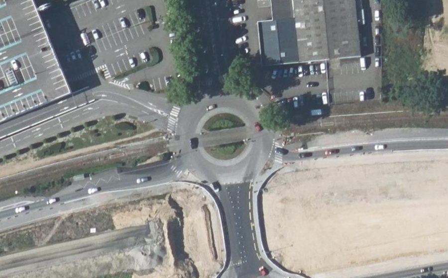Vue aérienne du Rond-point anonyme n°127381985