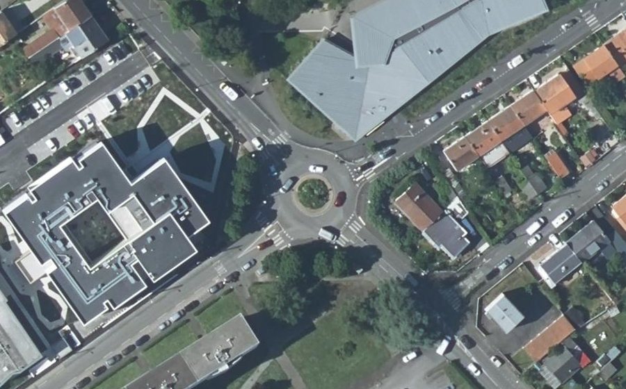 Vue aérienne du Rond-point anonyme n°127388046