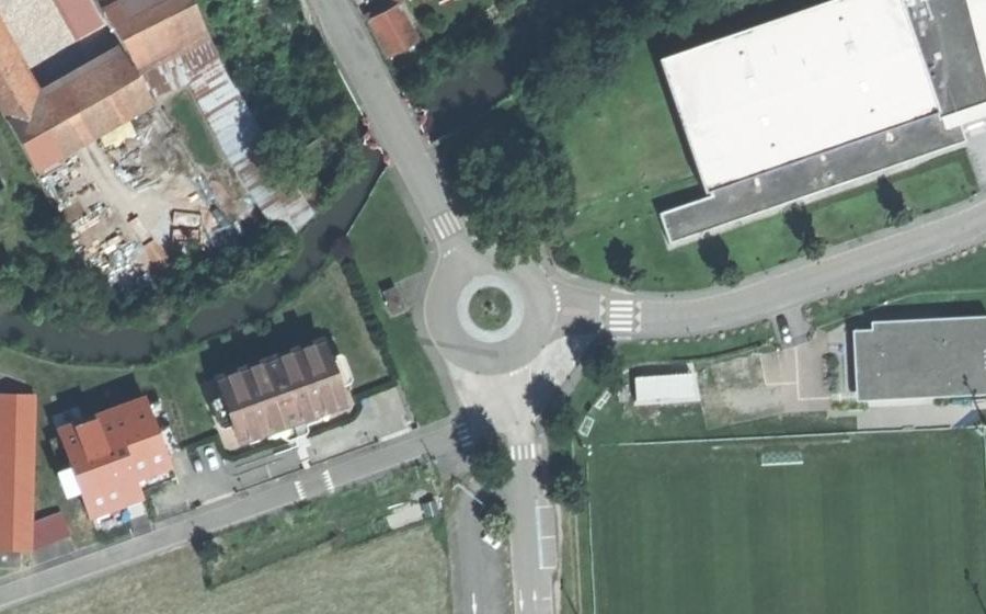 Vue aérienne du Rond-point anonyme n°127396741