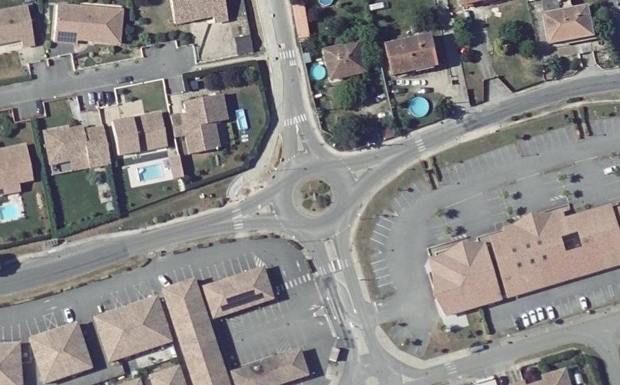 Vue aérienne du Rond-point anonyme n°127421667