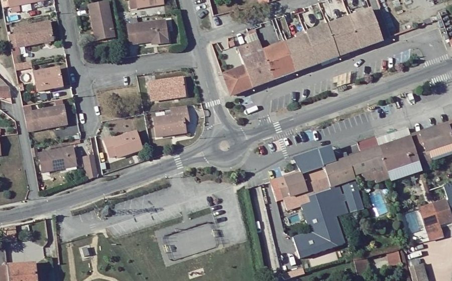 Vue aérienne du Rond-point anonyme n°127421672