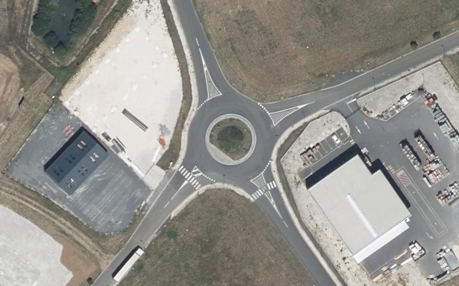 Vue aérienne du Rond-point anonyme n°127469995